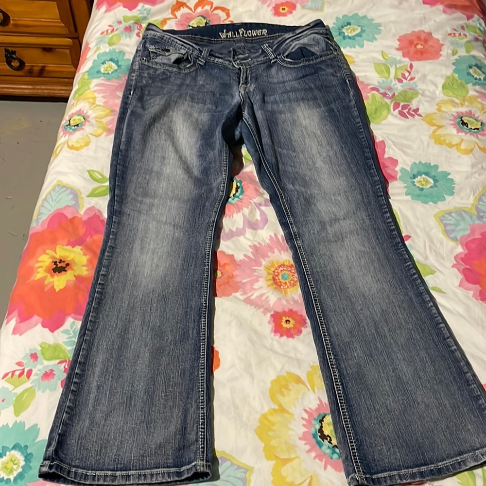 Women’s wallflower 15
